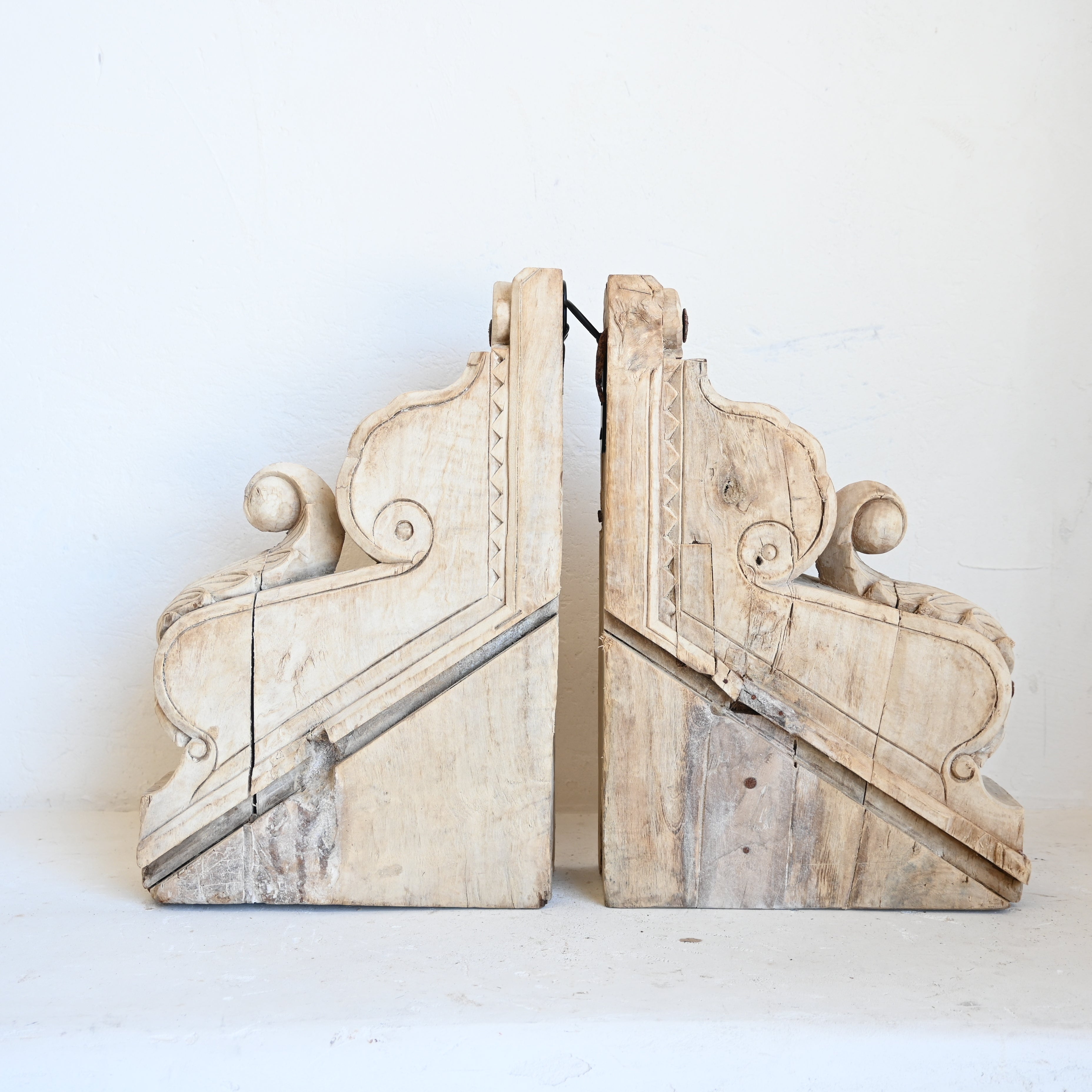 Indian carved brackets set/2 304180 A