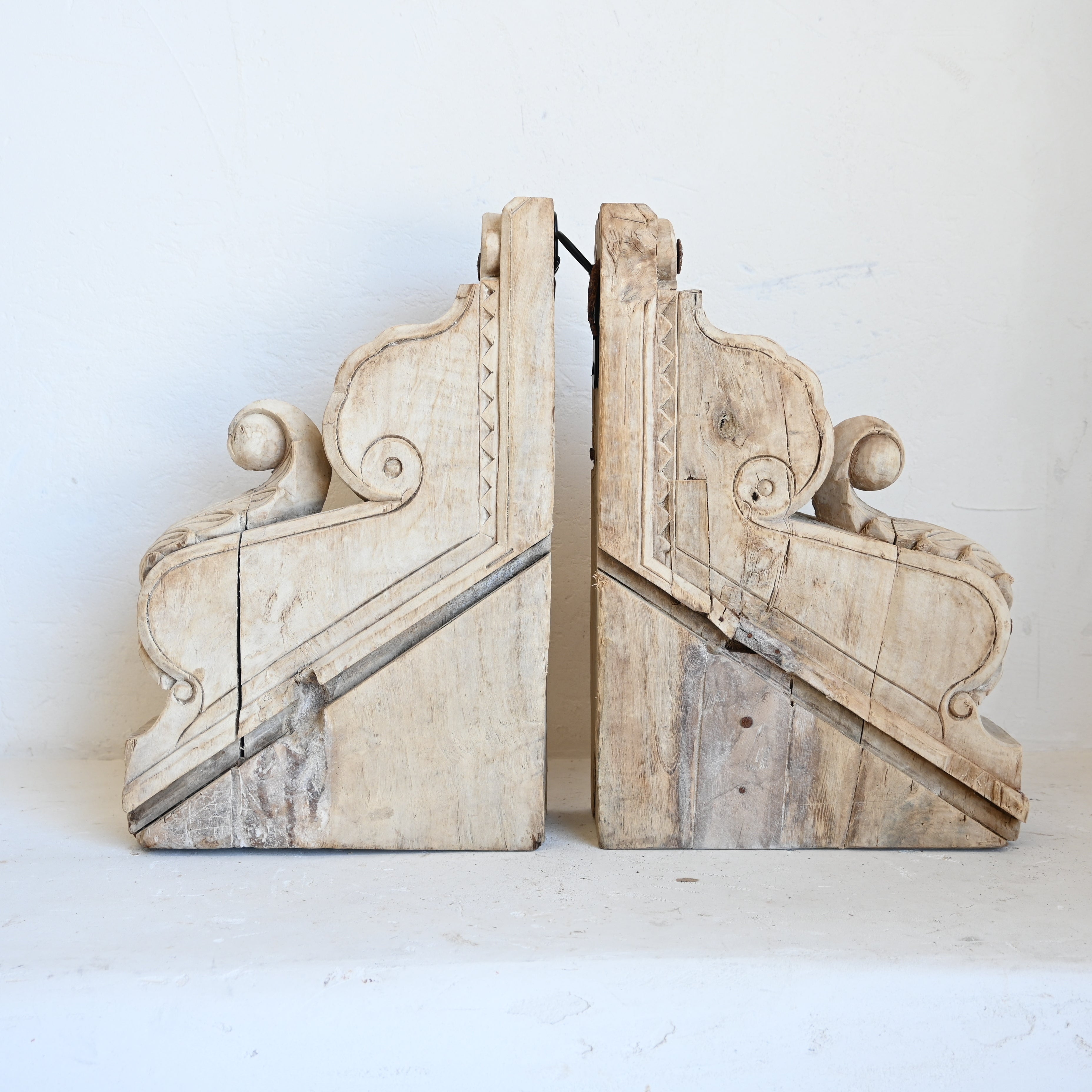 Indian carved brackets set/2 304180 A