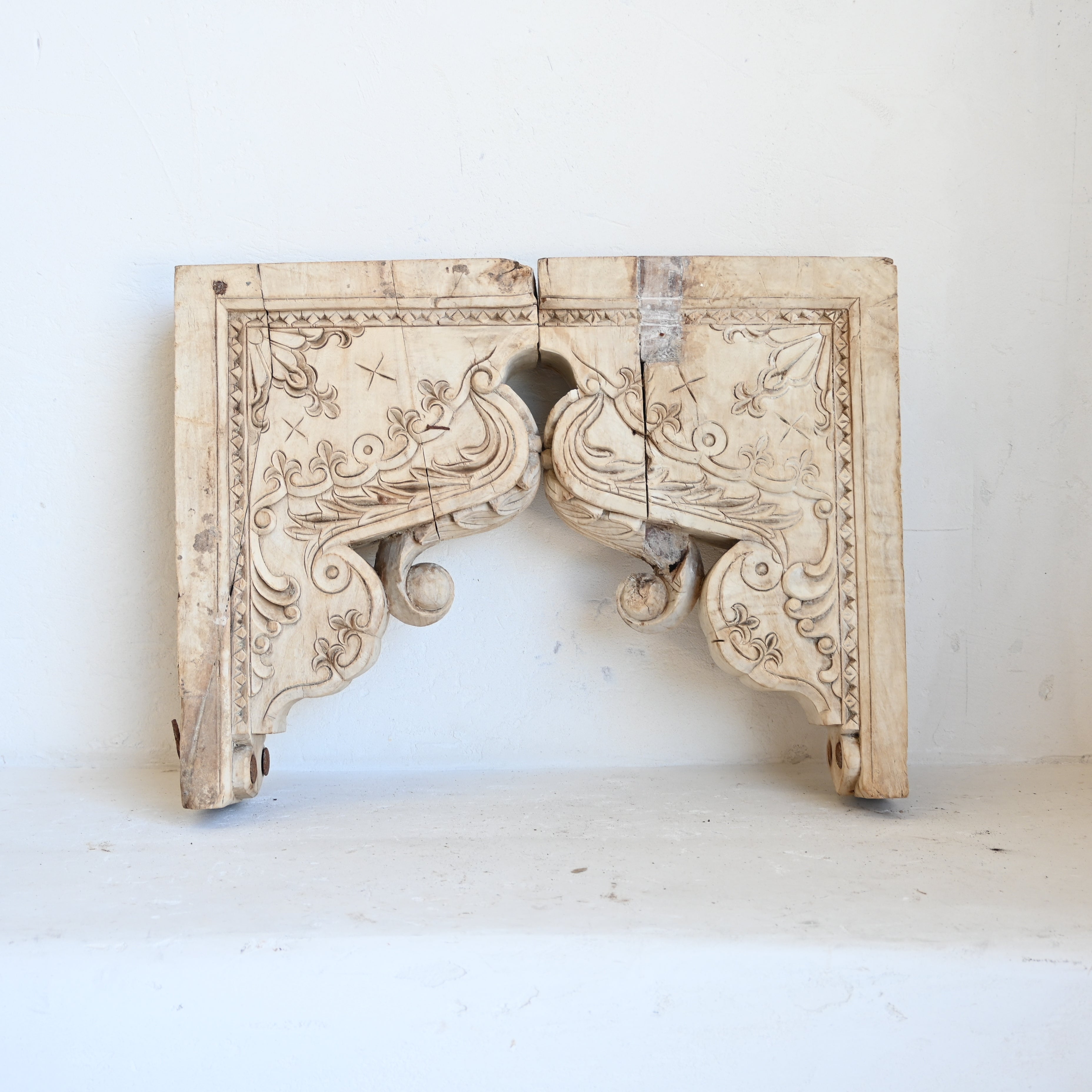 Indian carved brackets set/2 304180 A