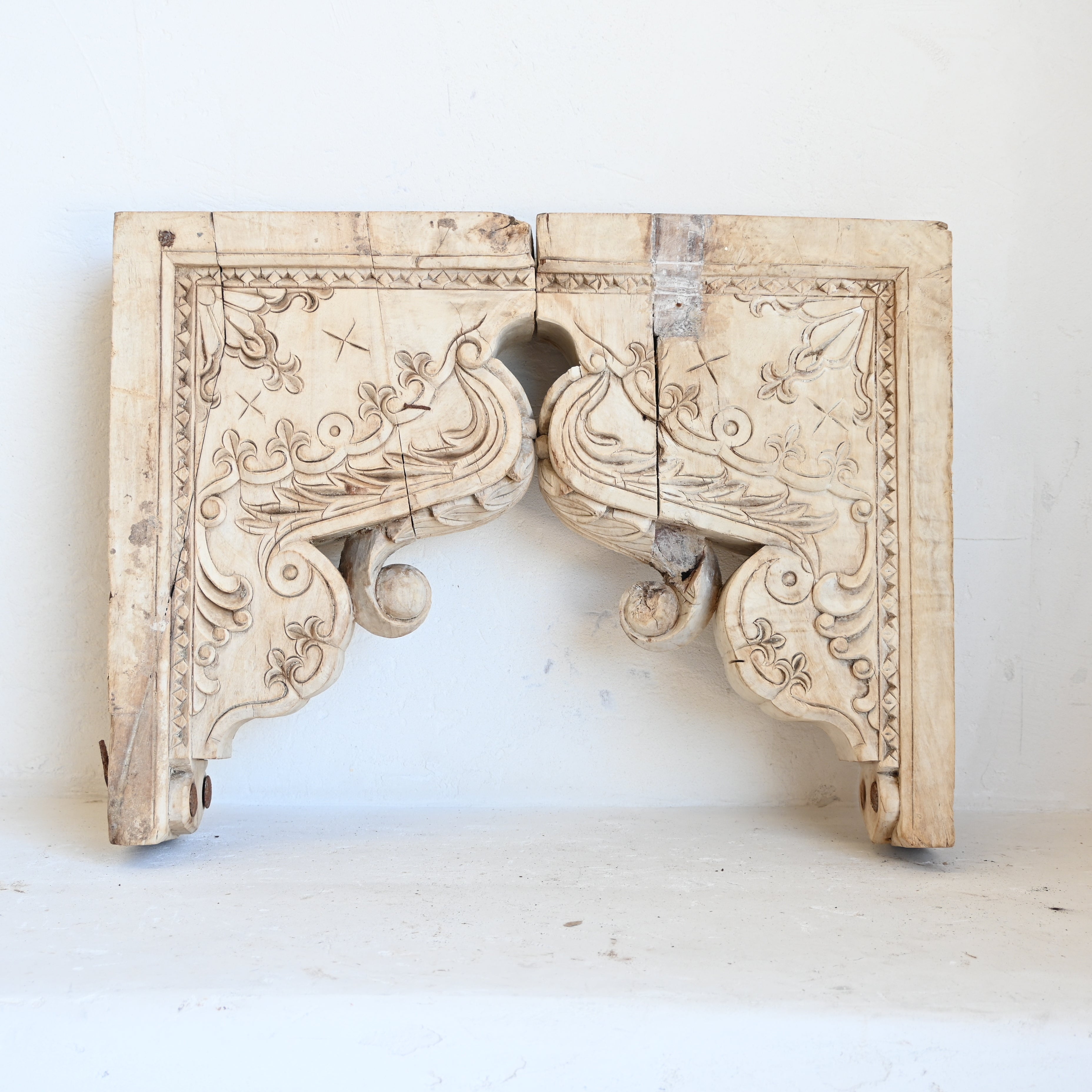 Indian carved brackets set/2 304180 A