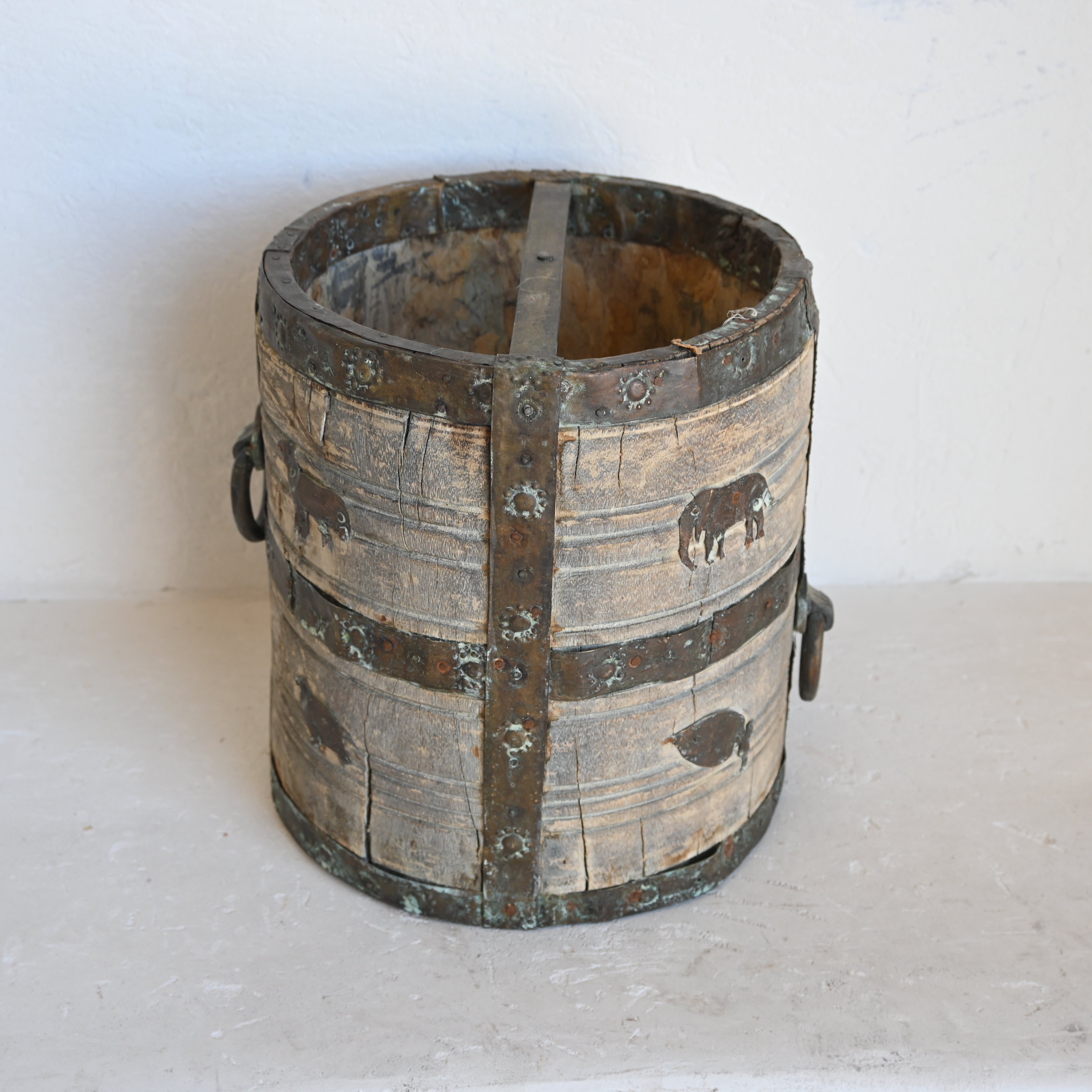 Vintage Indian Iron bucket 276584-A