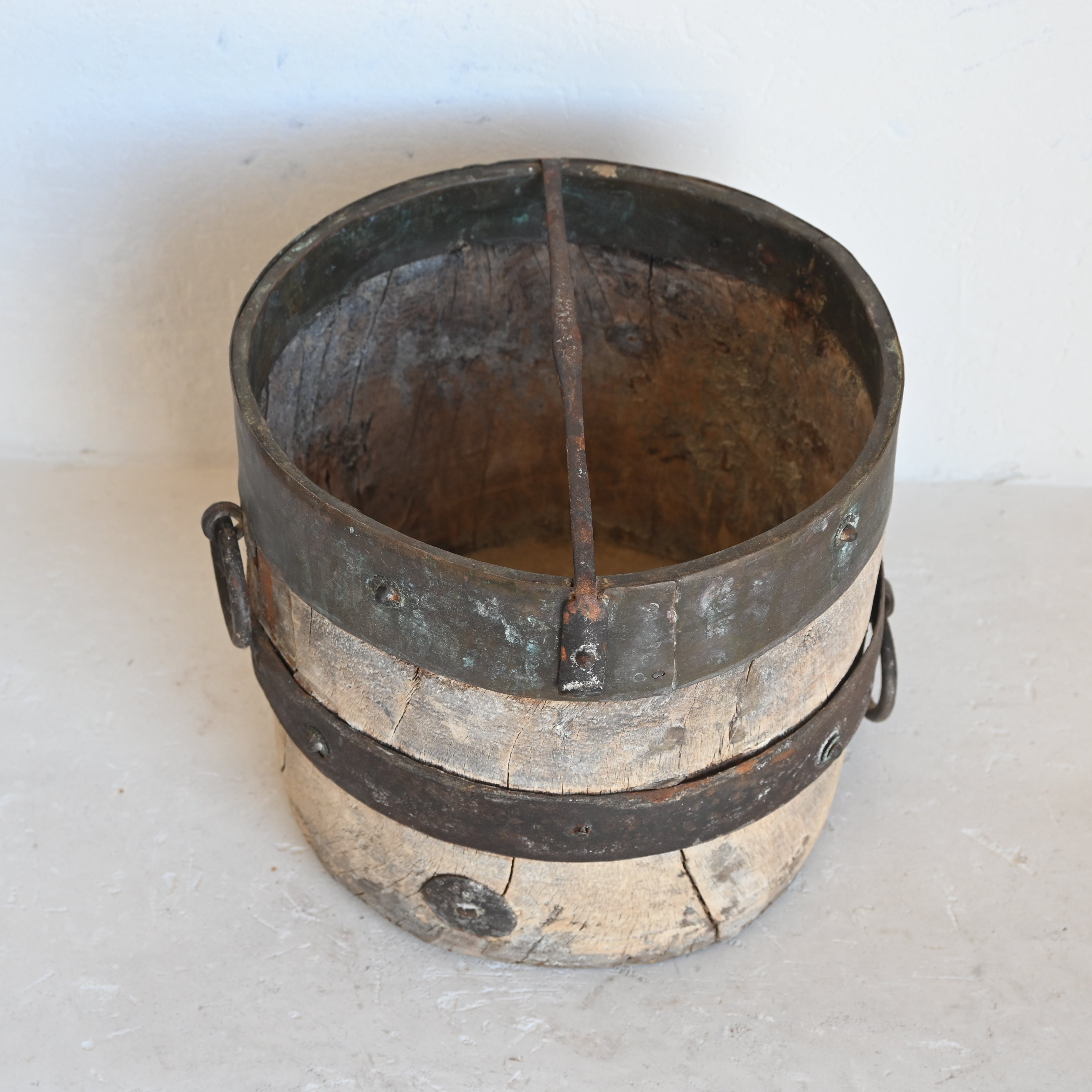 Vintage Indian Iron bucket 276584-B