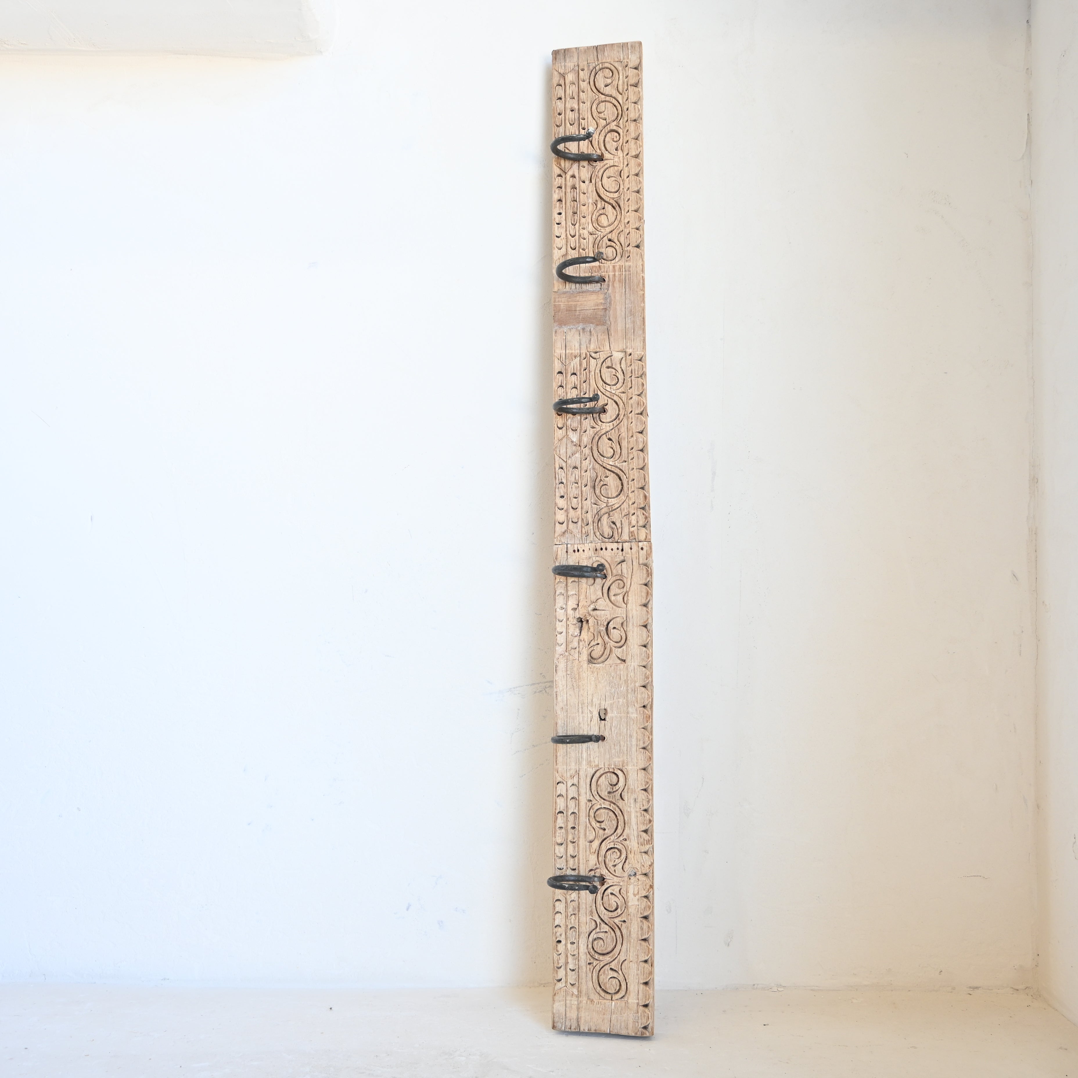 Carved Indian Timber Hook 8952A