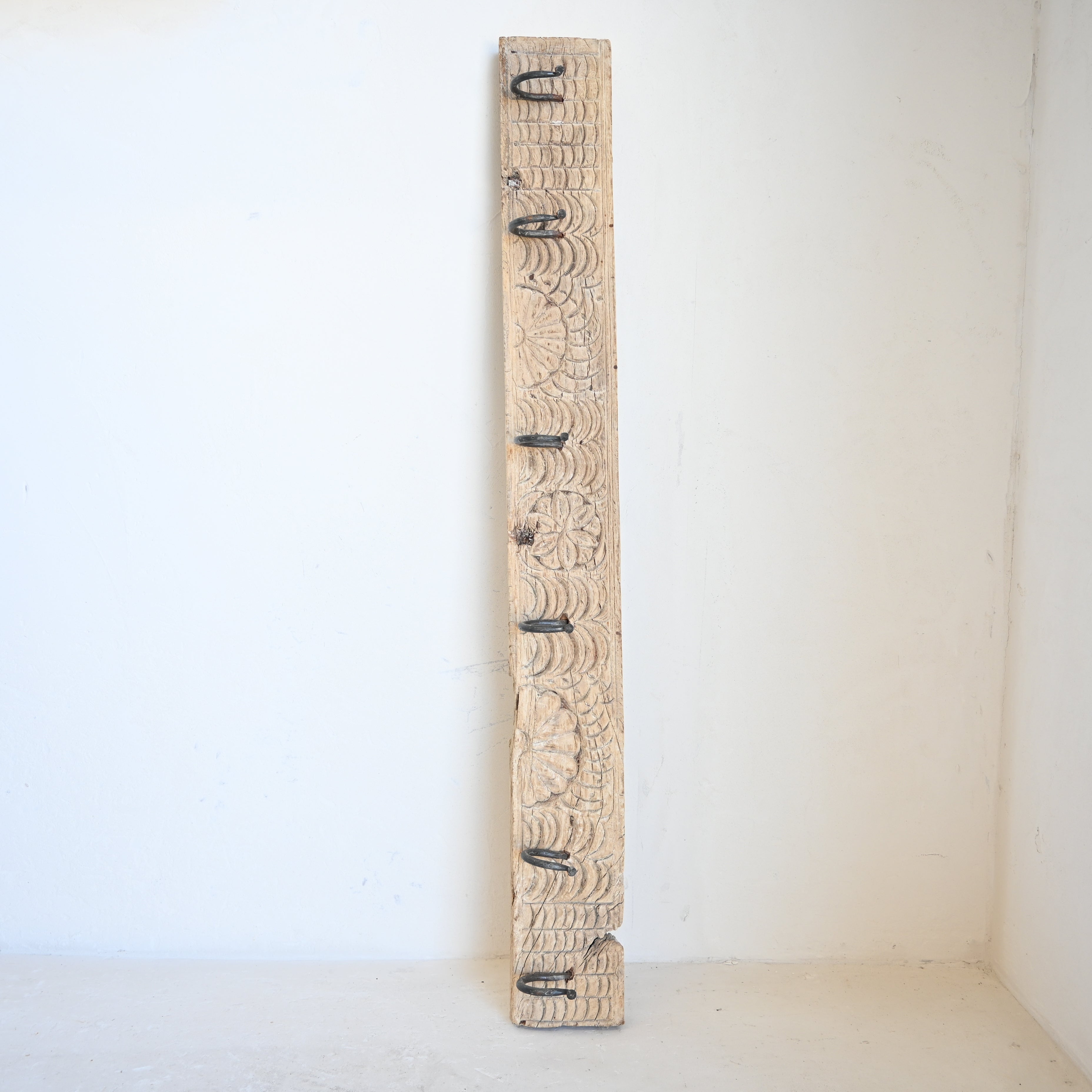 Carved Indian Timber Hook 8952G